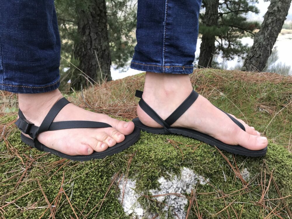 Huarache Sandale schwarz mit Schnalle und weichem Fersenband